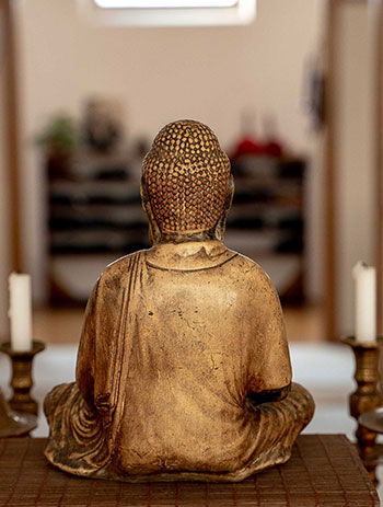 Statue de bouddha vue de dos dans le dojo zen